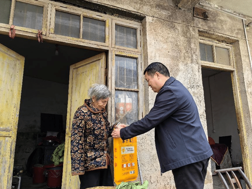 系党总支主题党日活动为高龄老人送温暖